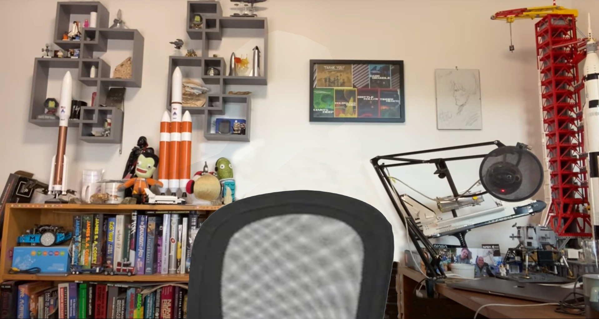 meeting-backgrounds/Scott Manley 2.png